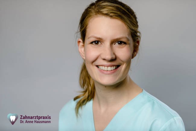 Dr anne hausmann zahnaerztin portrait 2500