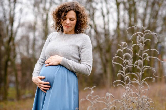Schwangerschaftsbauch Outdoorfotos im Winter
