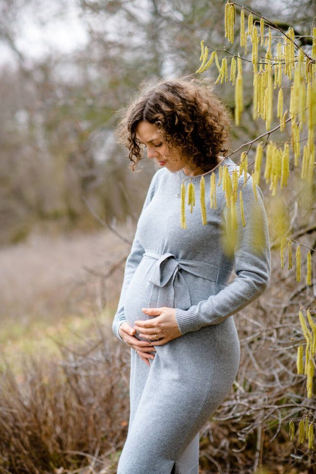 Schwangerschaftsbauch Outdoorfotos im Winter