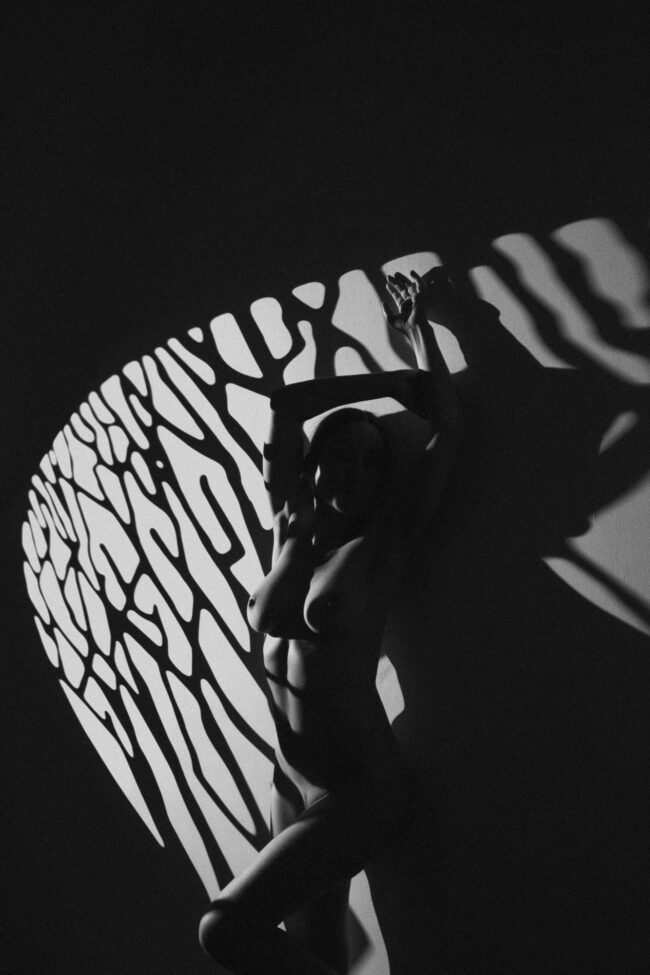 Schatteneffekte bei einem Aktfotoshooting in Köln-Ehrenfelds Studio von Maigut Fotografie.