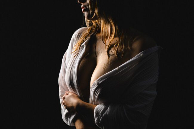 Frau mit nassem weißen Hemd, betont durch Schatten im Fotostudio Köln Ehrenfeld