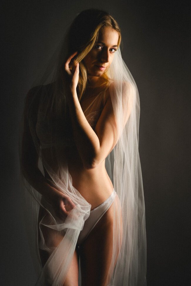 Frau in zartem Schleier im urbanen Loftstudio Köln Ehrenfeld fotografiert