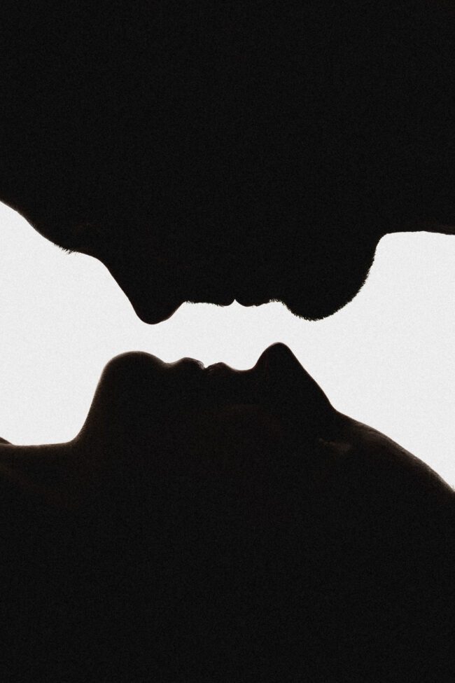 Silhouette eines sich küssenden Paares in Nahaufnahme, aufgenommen in Köln Ehrenfeld